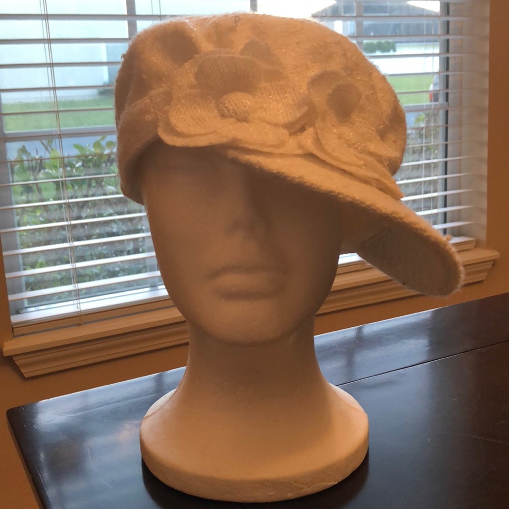 Women’s white sequence news boy hat. Size S.